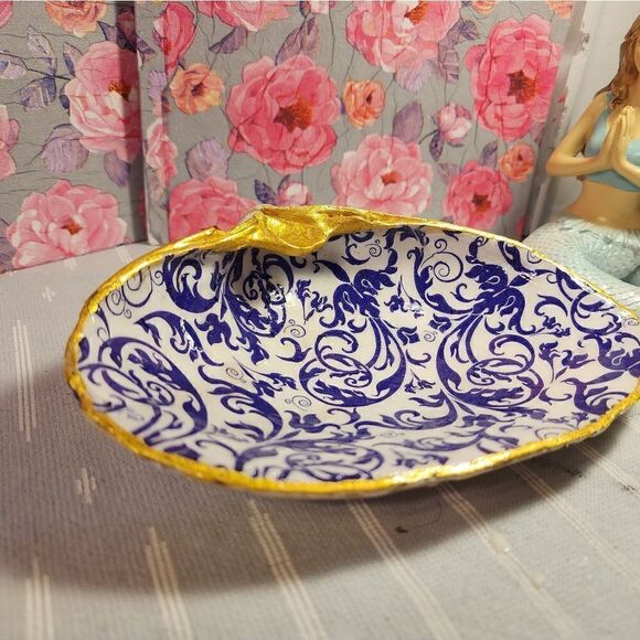 DECOUPAGE CLAM SHELL DECOUPAGE PURPLE SWIRLS ON A CLAM SHELL TRINKET DISH - Picture 7 of 11
